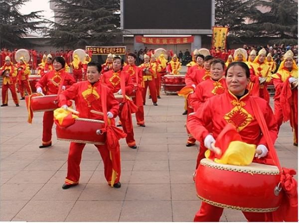 敲锣打鼓 载歌载舞 邹城欢天喜地闹元宵