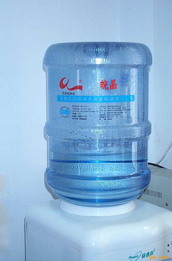 【推荐】合肥桶装水订水热线 合肥纯净水订水热线合肥矿泉水订水-皖晶水业,天然健康水 合肥皖晶桶装水有限公司是合肥市唯一一家综合性专业生产、配送服务公司,成立于2007年4月,是合肥4050帮扶工程和合肥市下岗再就业创业中心共同扶持下的典型服务性企业,年产桶装水近200万桶,80多家配送站点分布全市,公司拥有多年的专业网络配送服务经验和一支配送经验丰富的服务队伍。目前公司经营的有娃哈哈、农夫山泉、皖晶等品牌桶装水系列,依托合肥皖晶水业遍布全市的配送网点,打破合肥市多年来喝不上全国品牌桶装