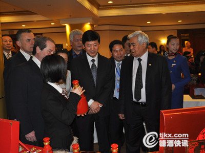 陈国强副秘书长将红西凤酒作为陕西省人民政府