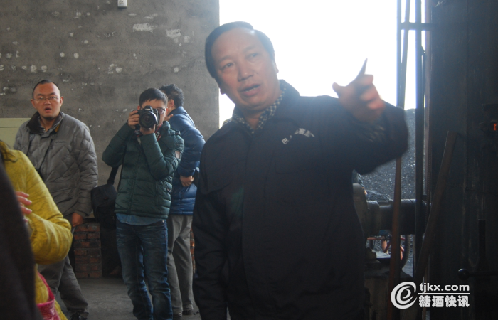宣汉巴人地窖酒厂董事长覃本云表示,酒厂本着回报社会的意愿,架桥