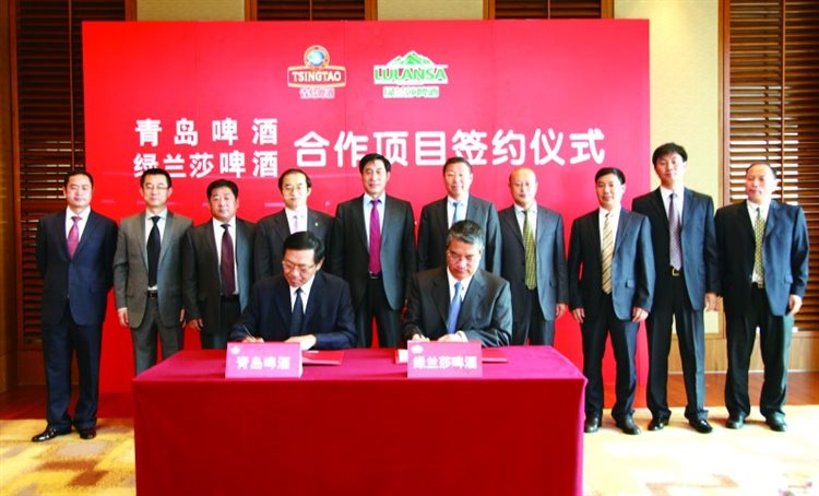 在“大本营”山东省,青岛啤酒目前已是一家独大。导报记者了解到,在收购绿兰莎啤酒后,目前较大的省内品牌就仅剩泰山啤酒一家。有预测显示,此次收购绿兰莎,将有助于青岛啤酒在山东省内提升2%的市场份额。并购仍将持续 在啤酒领域,规模是企业的首要指标,没有地盘就构不成威胁。 就在青岛啤酒收购绿兰莎的前一周,国际啤酒巨头百威英博在山东隔壁省份江苏有所斩获,全资收购了江苏知名啤酒商大富豪。 “先市场后工厂”已成为各啤酒巨头的一致策略。目前,国内啤酒行业中华润雪花、青岛和