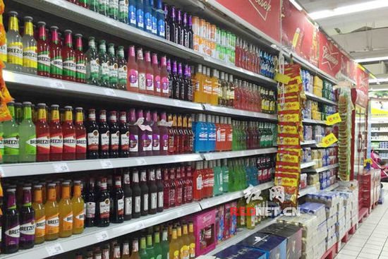 预调鸡尾酒在长沙各大超市占据醒目位置.