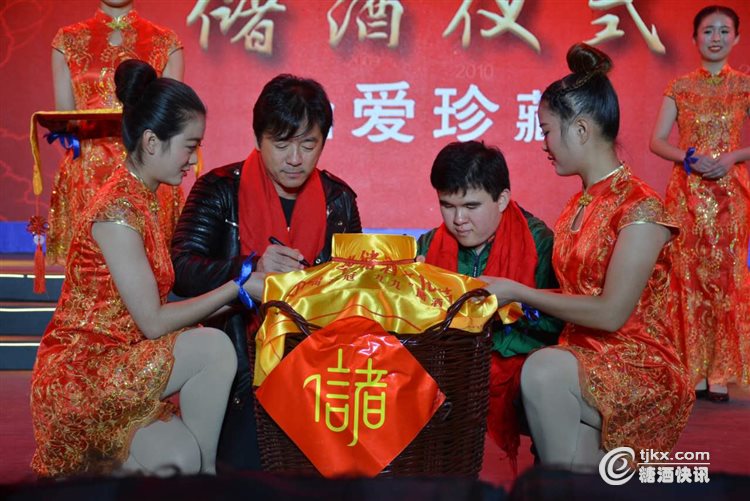 澳大利亚贝尔维德尔酒庄是世界第九大、澳大利亚第三大红酒酒庄,坐落在世界著名的葡萄产区南澳洲好乐产区,以生产西拉(俗称西拉子),世界上罕见的葡萄品种盛名,占地2400亩,年压榨、酿酒能力为22000吨,储酒能力18000吨。不仅能够确保品质和产量,而且从源头严格把控,真正从技术和专业出发,形成花冠集团自身葡萄酒产业的进步。 收购贝尔维德尔酒庄,起步就与世界同步,不仅是一项站在集团利益高度,实施品质升级、品牌跳级、产业拓宽、多元发展的战略工程,还是一项站在全行业高度固本守正、科技兴业、功在当代、利在